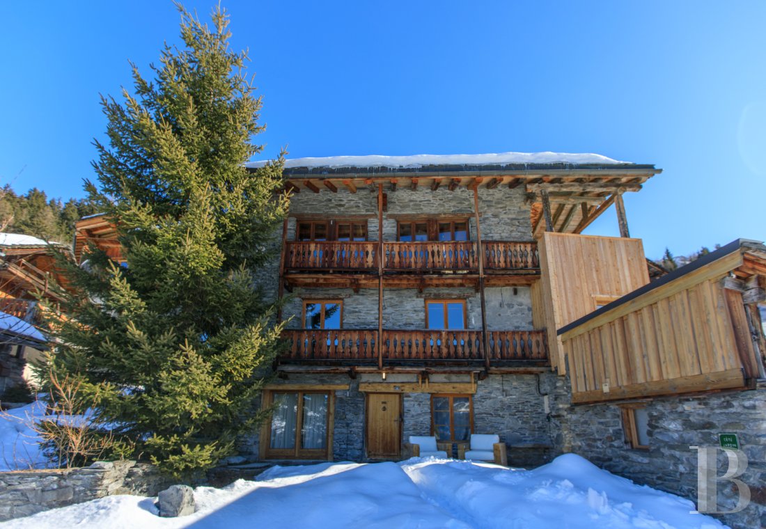 En Savoie, dans un hameau de la vallée de la Tarentaise, un grand chalet traditionnel rénové avec soin - photo  n°4